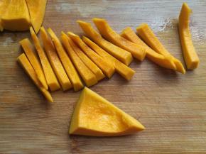 再从每小块两侧切下5~6毫米宽的南瓜条，大约切十几条备用；