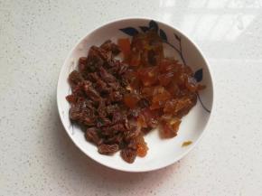 取适量蜜饯洗净切碎；（品种随个人喜好选择，我用的葡萄干和黄桃蜜饯）