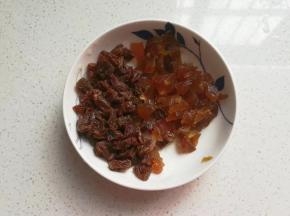 取适量蜜饯洗净切碎；（品种随个人喜好选择，我用的葡萄干和黄桃蜜饯）