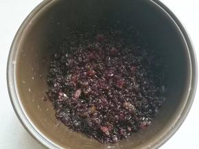 再放入电饭锅中，加少许清水不要没过米面，把它蒸熟后搅散；