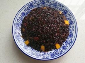然后用勺子把蒸好的黑米饭填入碗中，填满压实，再放入蒸锅中蒸约8~10分钟即好；