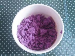 把紫薯泥和糯米粉翻拌均匀；