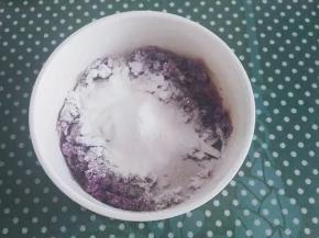 紫薯捣成泥，趁热加入白糖和糯米粉；