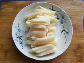 莲藕一段洗净去皮，切成小指粗的藕条备用；