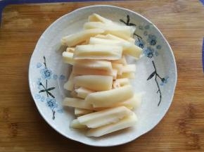 莲藕一段洗净去皮，切成小指粗的藕条备用；