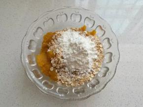 南瓜一块蒸熟压成泥，加入燕麦片和适量面粉调拌均匀；