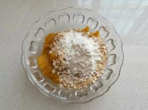 南瓜一块蒸熟压成泥，加入燕麦片和适量面粉调拌均匀；