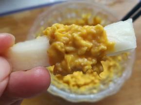 然后取一根藕条用筷子裹上一圈南瓜糊；