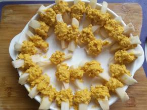 裹好后把它摆入盘中，沿盘子边摆放让它稍微竖立一点，这样它就不容易粘在盘子上；然后依次裹完所有的藕条；