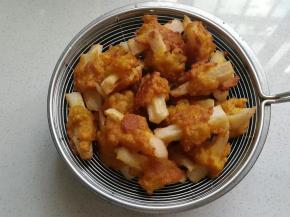 炸至两面金黄时捞出控油；