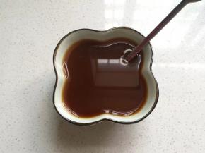 一勺白糖，二勺醋，三勺生抽，半勺老抽，适量淀粉加适量清水调成糖醋汁；