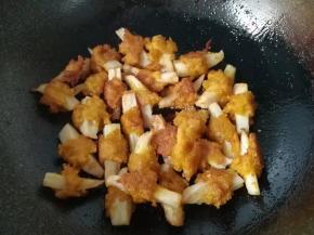 锅中留少许底油，倒入控干油的藕排，调入少许盐翻抽几下；