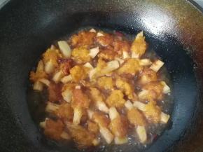 倒入调好的糖醋汁中火烧煮一会儿；