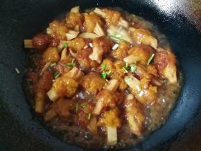 烧至浓稠时，调入适量胡椒和鸡精翻炒均匀，最后洒葱花起锅。