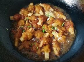 烧至浓稠时，调入适量胡椒和鸡精翻炒均匀，最后洒葱花起锅。