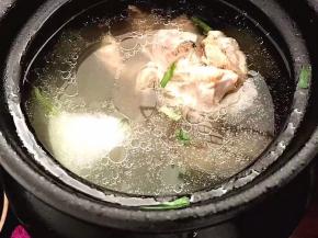 鲜美的萝卜汤好了，这个煲超级方便，一家人吃刚刚好。