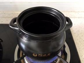 准备一个煲，煲里放适量水