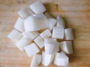 将萝卜去皮洗净切小块