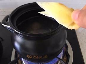 将生姜切片放入煲中