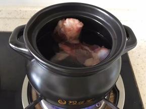 将洗净的大骨头放入