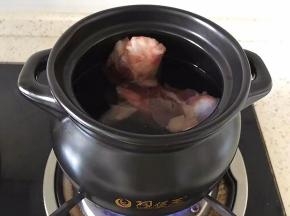将洗净的大骨头放入
