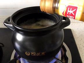 煮开后，加入适量料酒