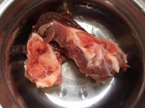 将大骨头洗净