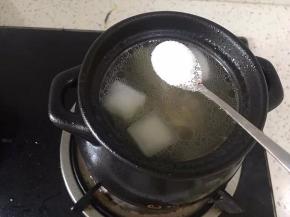 小火慢炖，十五分钟后加入一勺盐