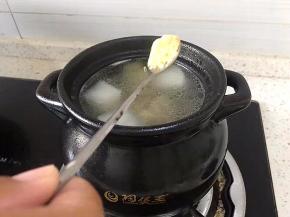 小火慢炖，俩个小时，加入一勺鸡精