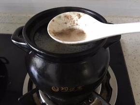 煮开，用勺子去掉表面的浮油