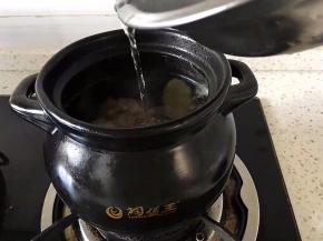 加适量水中火继续煮