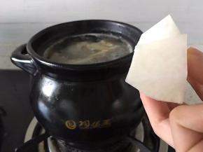 将切好的萝卜放入煲中