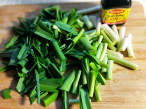 大蒜去皮，去根，洗干净，切段。