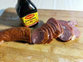 香肠切片。(也可以根据个人喜欢切形状)