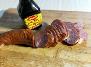 香肠切片。(也可以根据个人喜欢切形状)