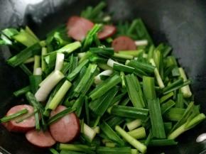 加入切好的大蒜。