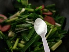 加入白砂糖，快速翻炒均匀即可。