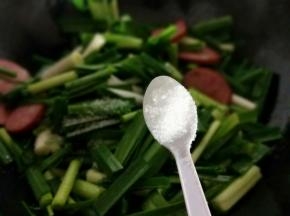 加入白砂糖，快速翻炒均匀即可。