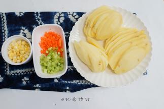土豆切片，芹菜、胡萝卜切丁，玉米适量备用
