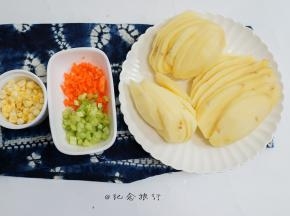 土豆切片，芹菜、胡萝卜切丁，玉米适量备用
