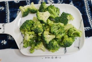 西蓝花切成小块备用