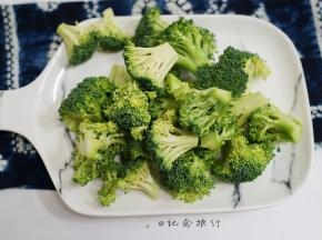 西蓝花切成小块备用