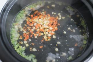 水里放入芹菜、胡萝卜、玉米焯熟备用