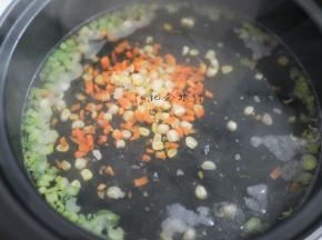 水里放入芹菜、胡萝卜、玉米焯熟备用