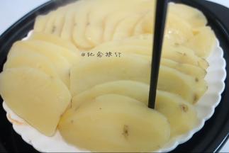 土豆放入锅中隔水蒸20分钟左右蒸熟备用，可以用筷子戳一下能戳进去表示熟了