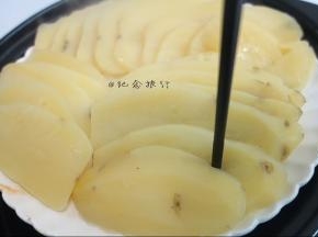 土豆放入锅中隔水蒸20分钟左右蒸熟备用，可以用筷子戳一下能戳进去表示熟了