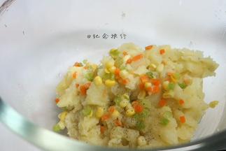 趁热将土豆倒入盆里，加入芹菜、胡萝卜、玉米再加入一点黑胡椒粉、一小勺盐混合