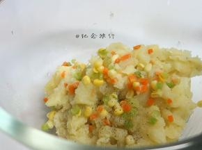 趁热将土豆倒入盆里，加入芹菜、胡萝卜、玉米再加入一点黑胡椒粉、一小勺盐混合