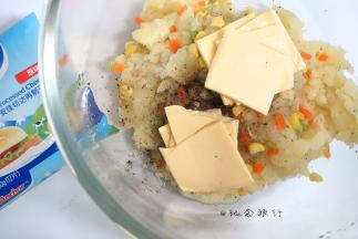 两片芝士切块放入土豆泥中混合备用