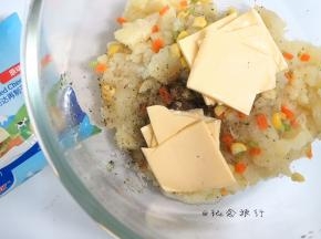 两片芝士切块放入土豆泥中混合备用